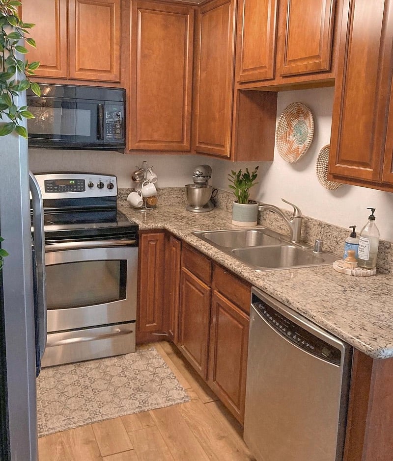 Full size kitchen with dishwasher.