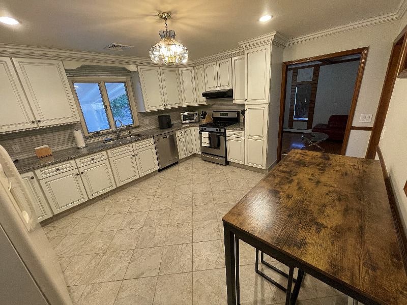 Furnished Finder property 410833_3 photo 9