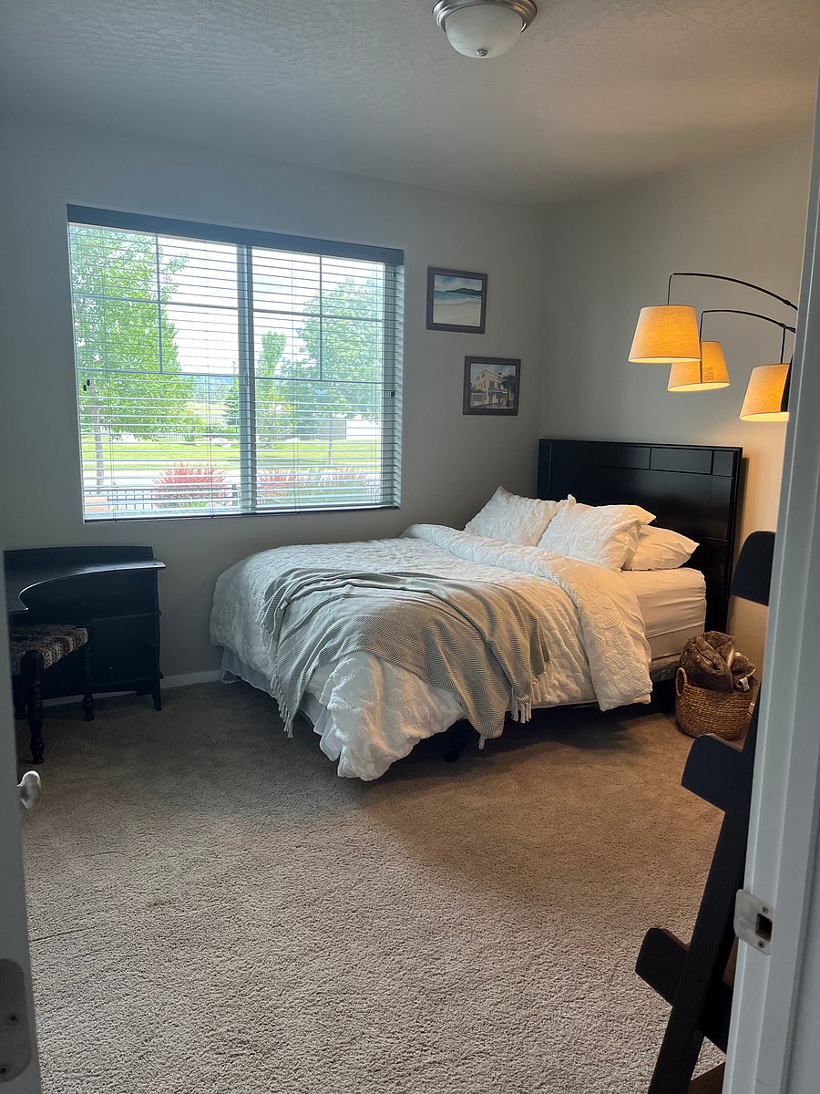Bedroom 2 - Queen bed