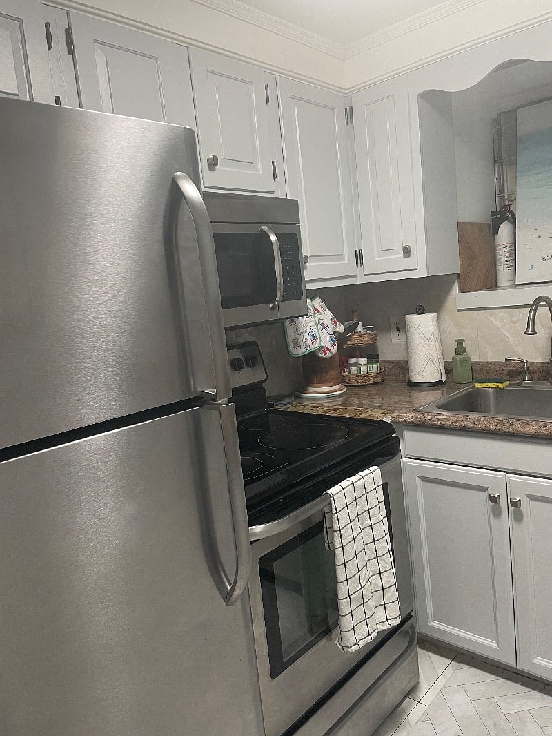 Galley kitchen with
Full appliances