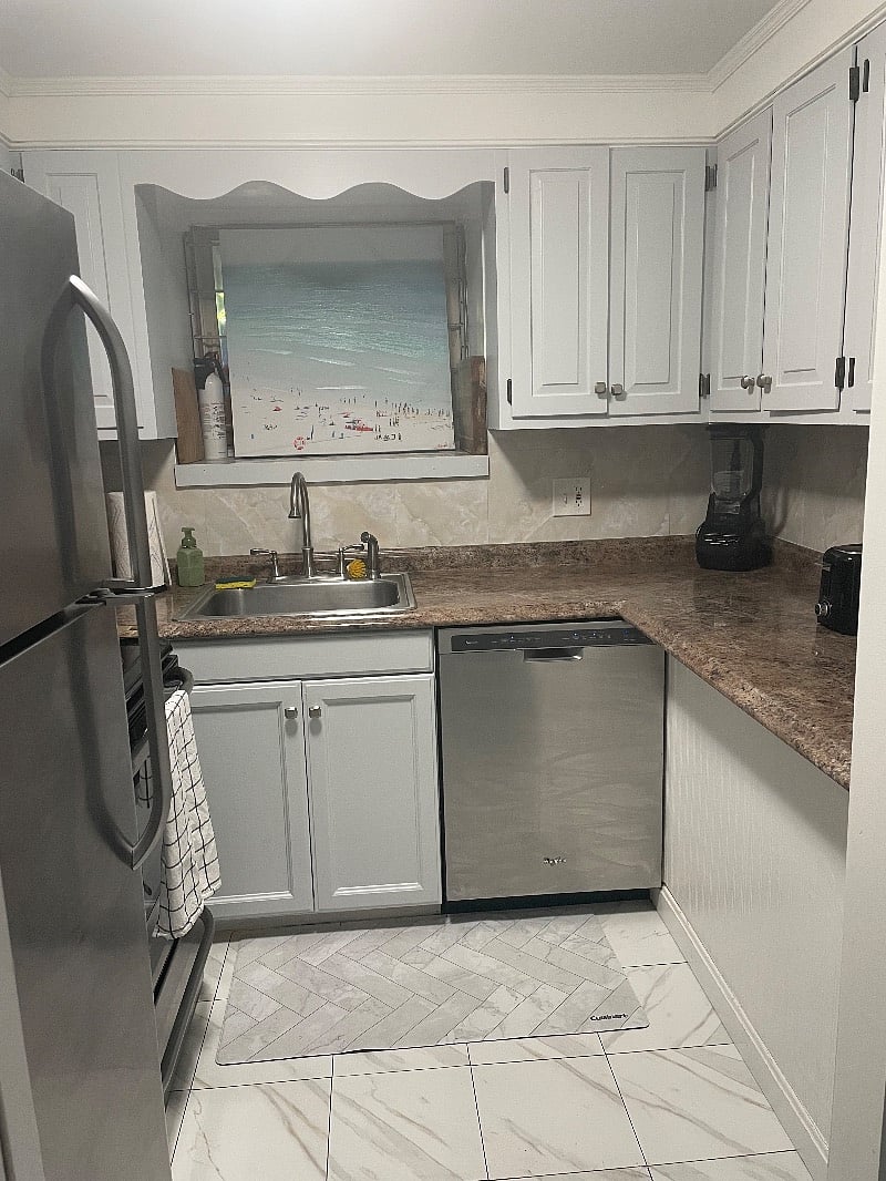 Galley kitchen with
Full appliances
