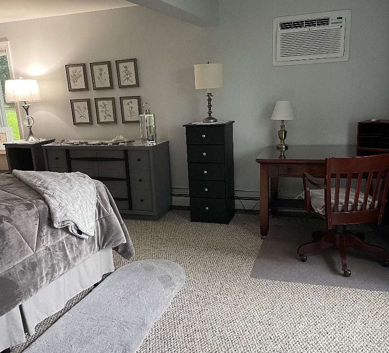 Bedroom with
Desk area
Air conditioner