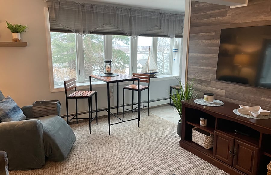 Bistro eating area
Large casement windows.
Harbor views