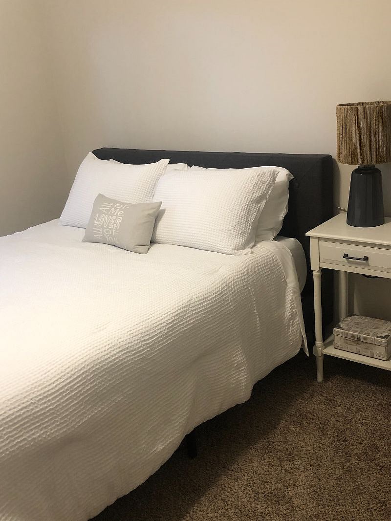 Queen size bedroom 2