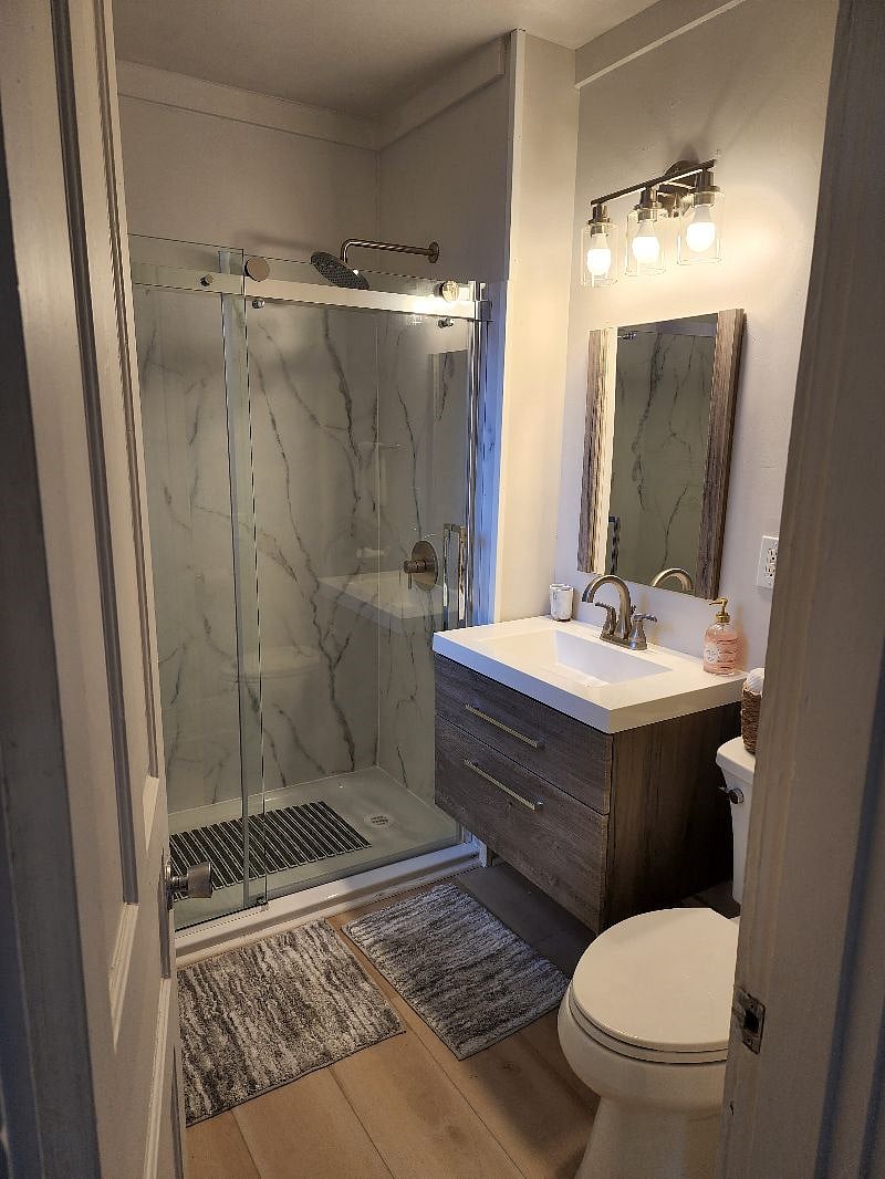 Full Bath
Located in the only bedroom