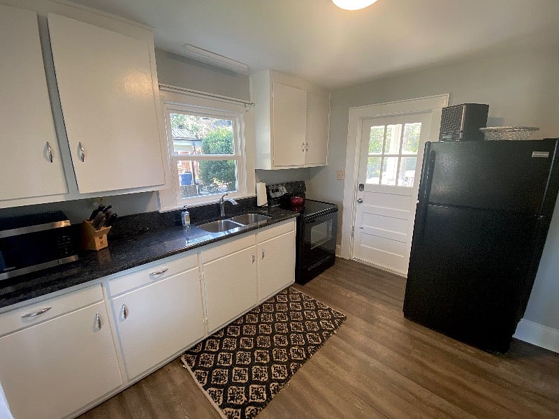 Kitchen: Fully stocked with quality bakeware. 