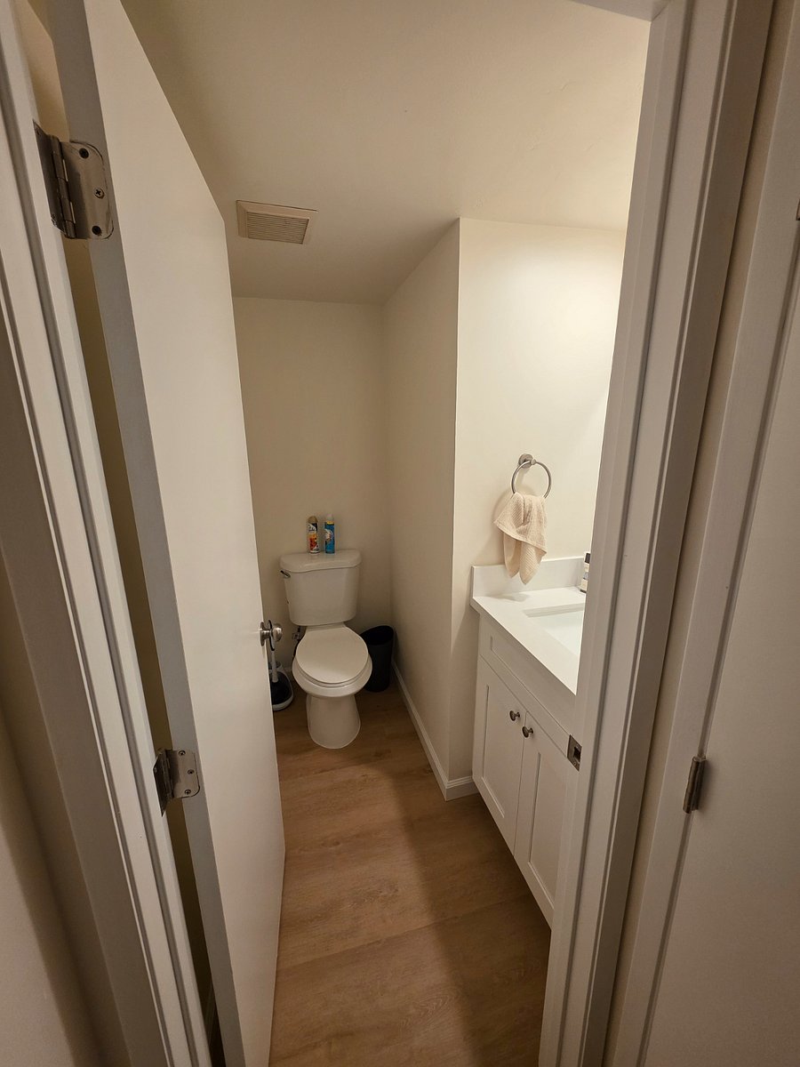 Downstairs 1/2 bathroom