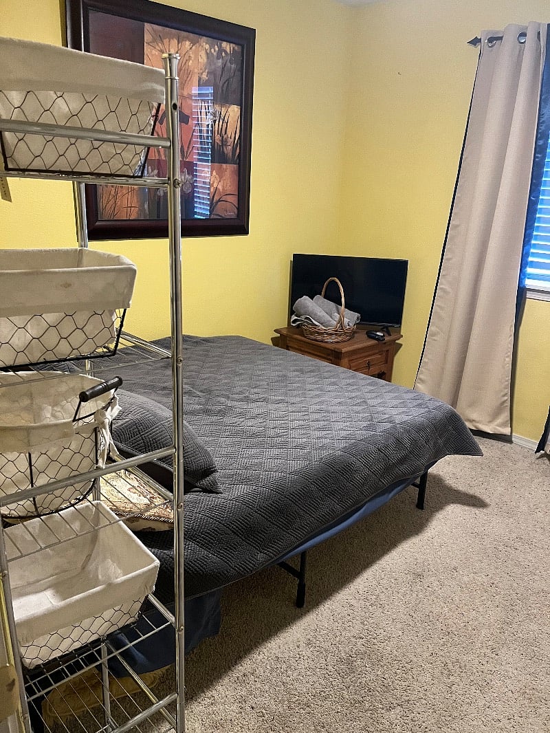 Room 1
Queen bed tempurpedic mattress 