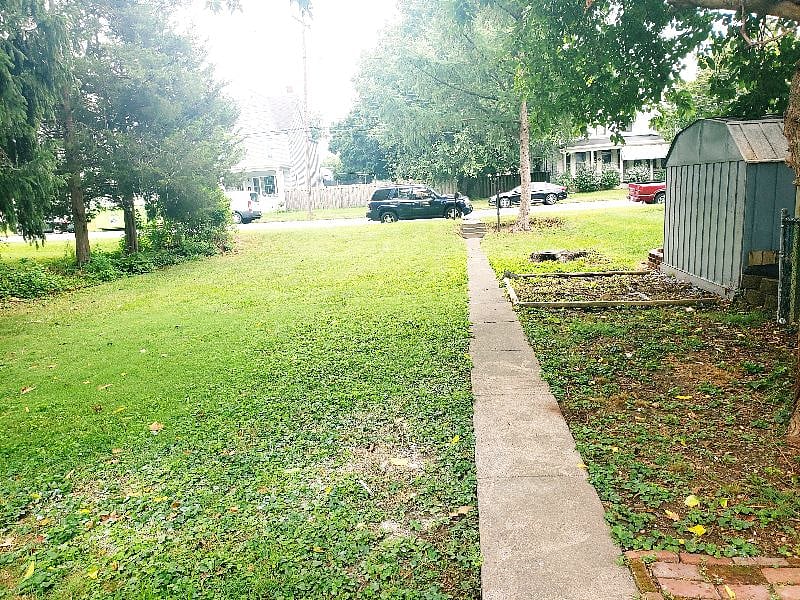 Large Front Yard/Ample Street Parking