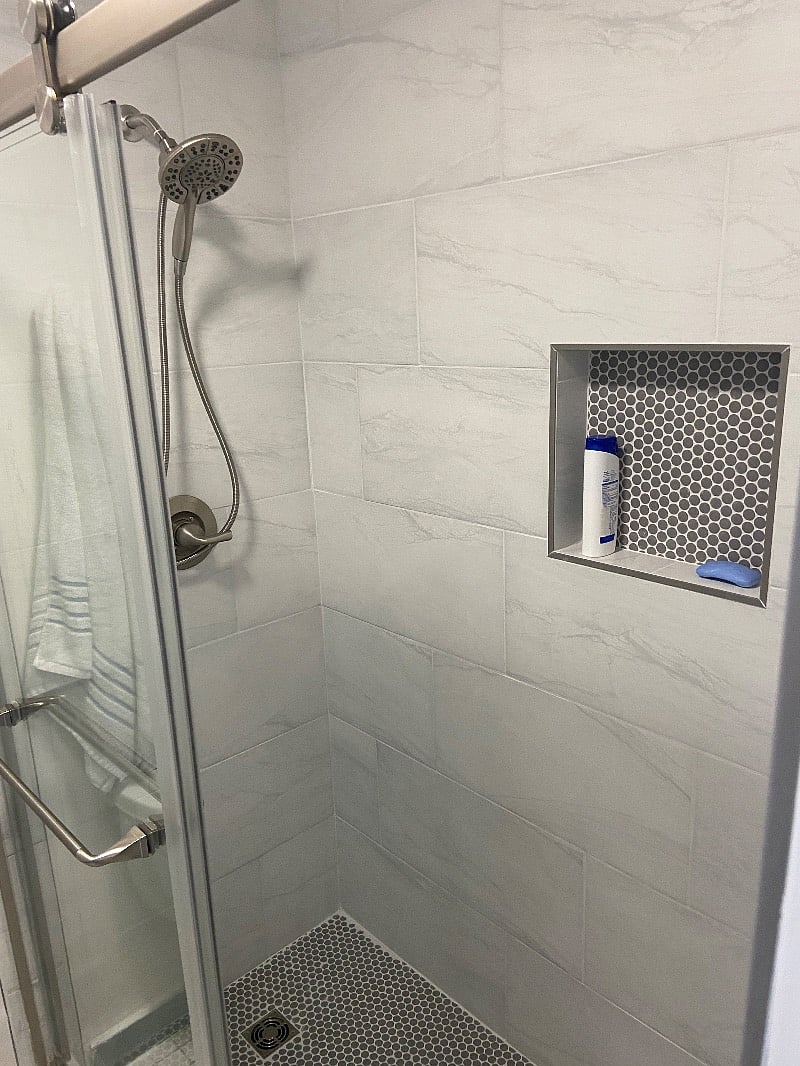 Tiled shower with shampoo nook