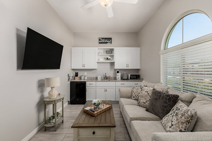 Gen-Suite/Kitchenette and living area