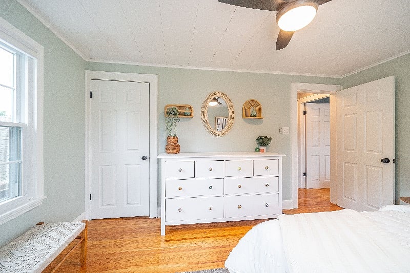 Green guest bedroom