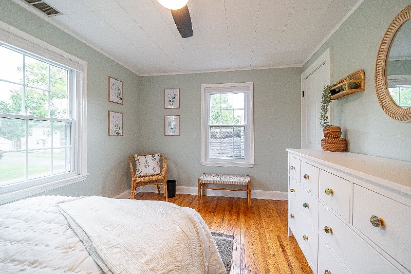 Green guest bedroom