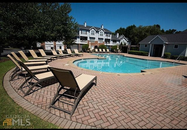 Relaxing pool walking distance from my door!