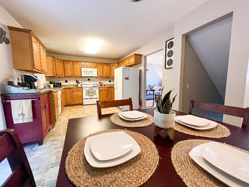 Dining table with 4 seats to share a meal!