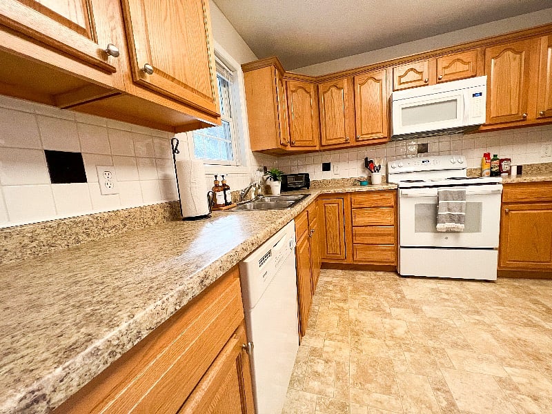 Fully equipped kitchen with lots of counter-space for meal-prepping!