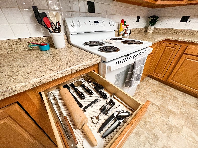 Miscellaneous utensils food in this draw & cooking utensils found next to the stove top!