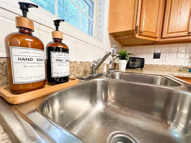 Hand soap & dish soap (only for hand-washing dishes, not dishwasher) full and ready to use! 
