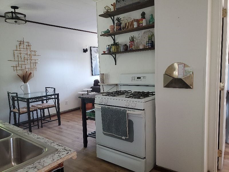 Kitchen/Dining area