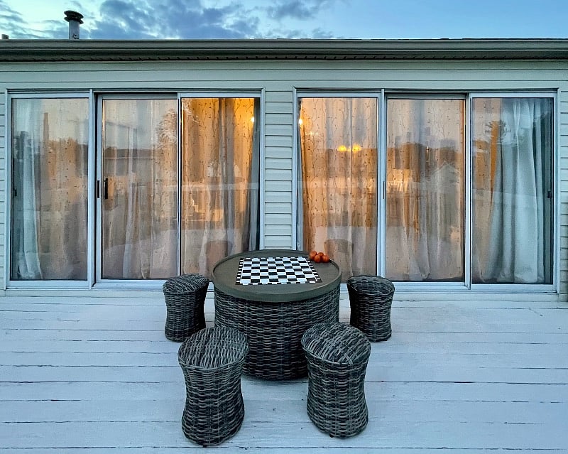 Ottoman Sittings with Chess Board