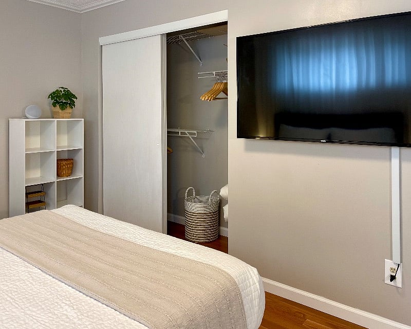 Master Bedroom w/55in 4K Smart TV