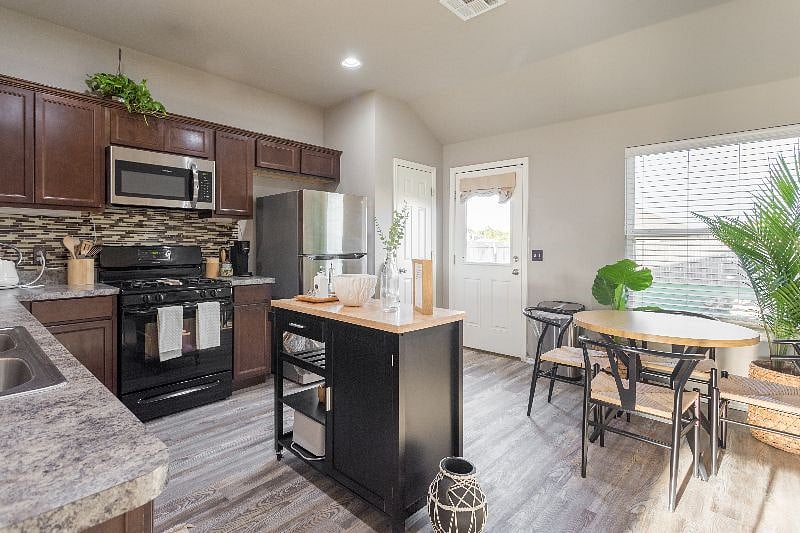 Furnished Finder property 413422_1 photo 12
