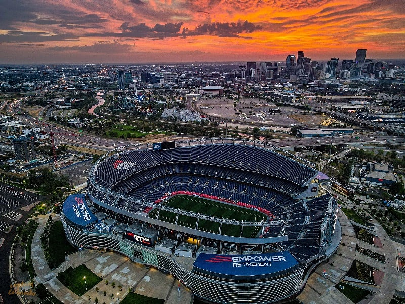 8 miles/15 minutes from Mile High Stadium (Empower Field)