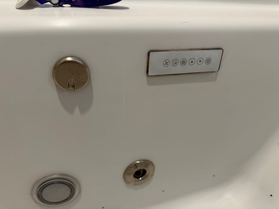 Jet and bubble control on master bath