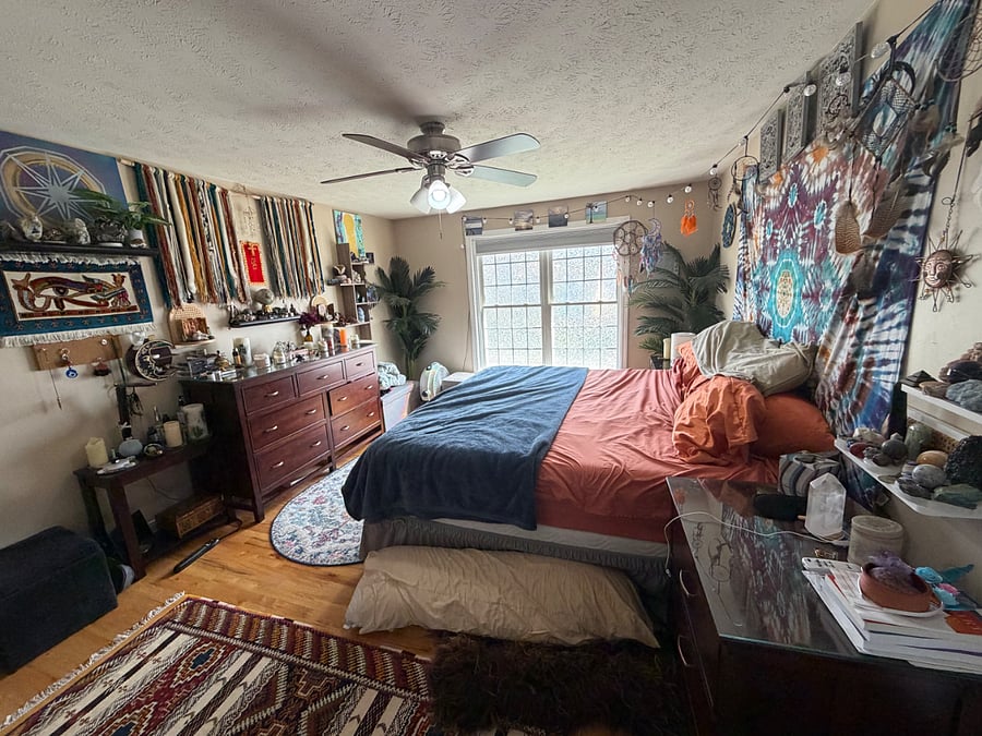 King master bedroom, will be cleared out for your move in.