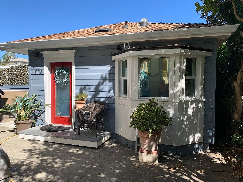 Private entrance, separate dwelling from front house.
