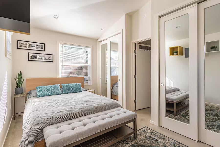 Queen size bed with double closets. Lots of space!!