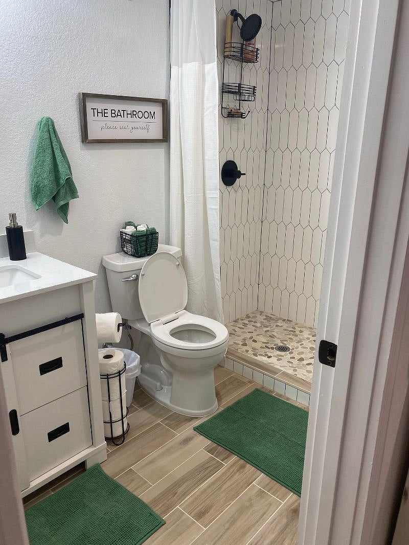 Secondary bathroom if preferred.