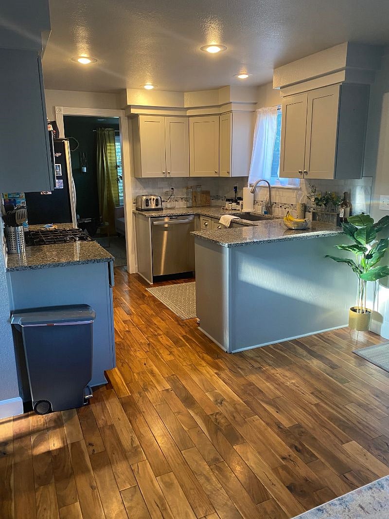 Full kitchen