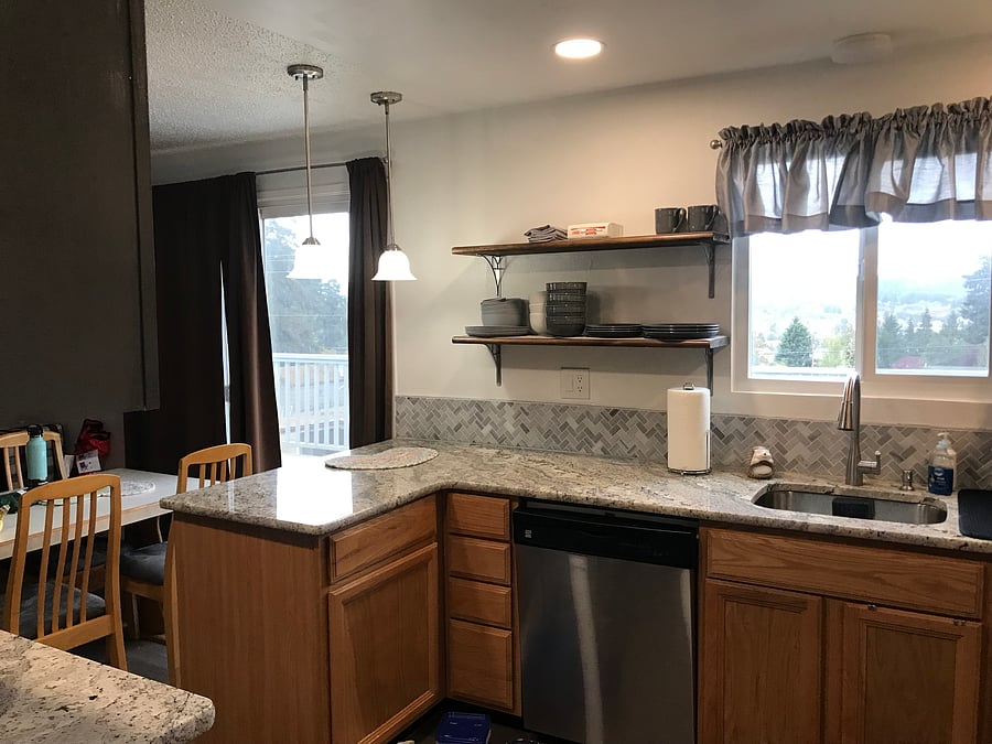 Kitchen Bar and Dishwasher