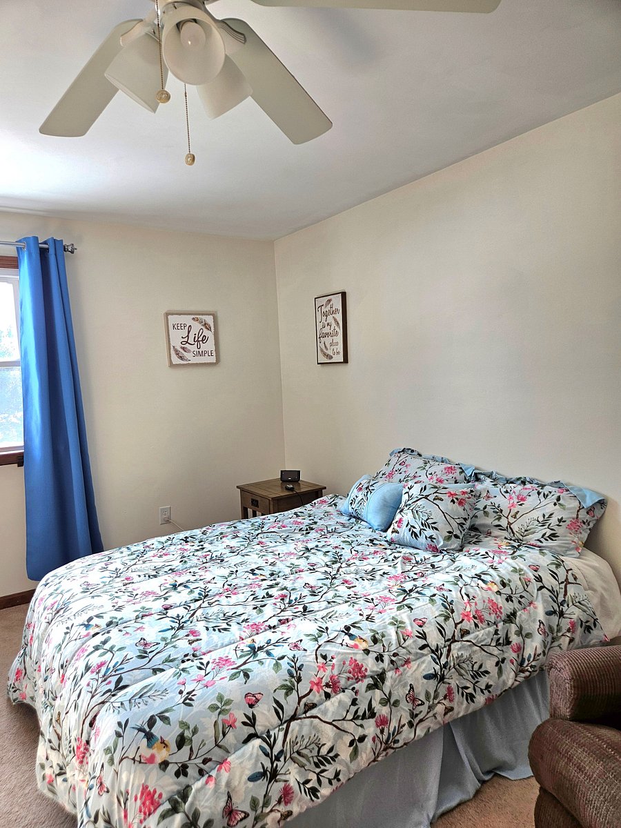 queen size bed with adjustable headboard...all linens are provided
