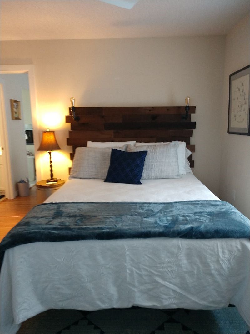 master bedroom, queen bed