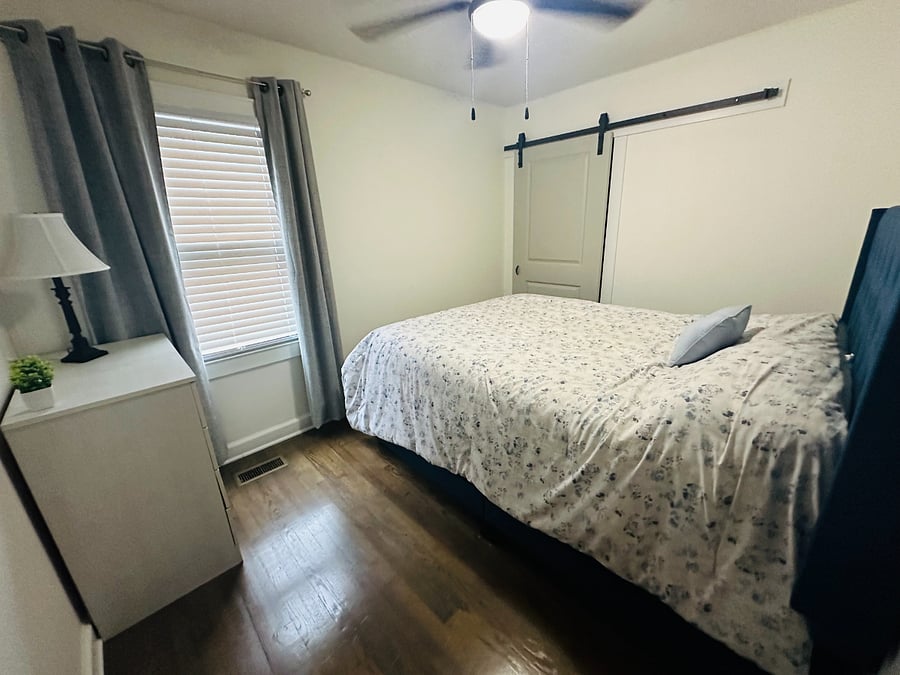 Bedroom with queen sized bed