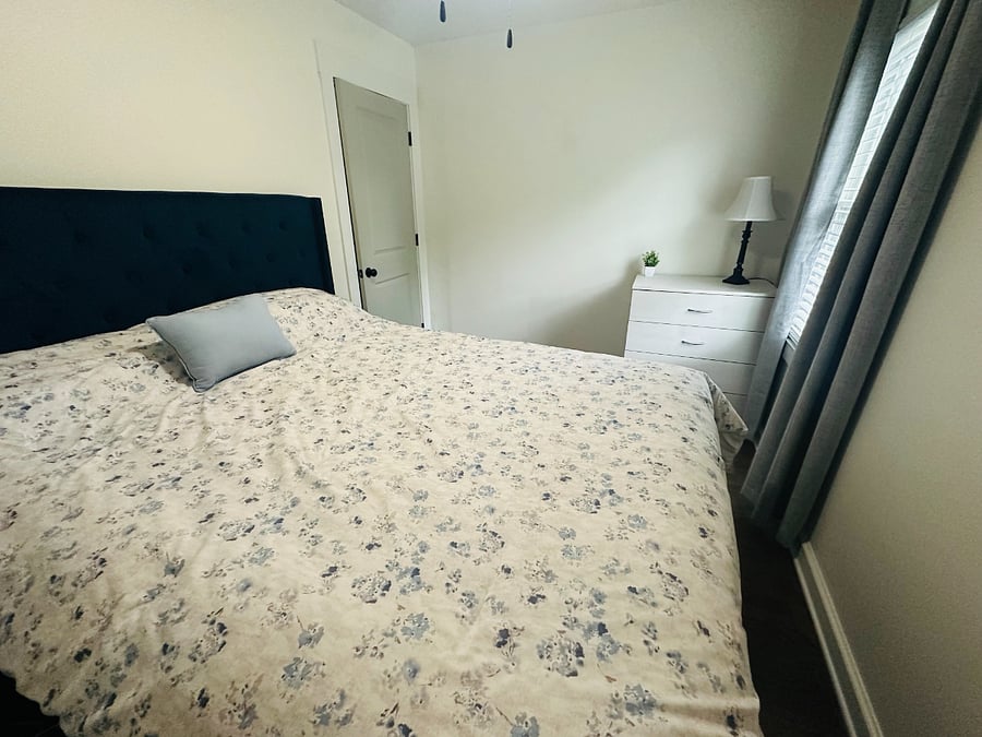 Bedroom with queen sized bed