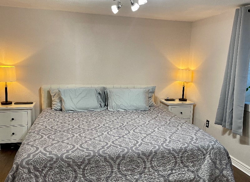 King bedroom: Super comfy mattress!
