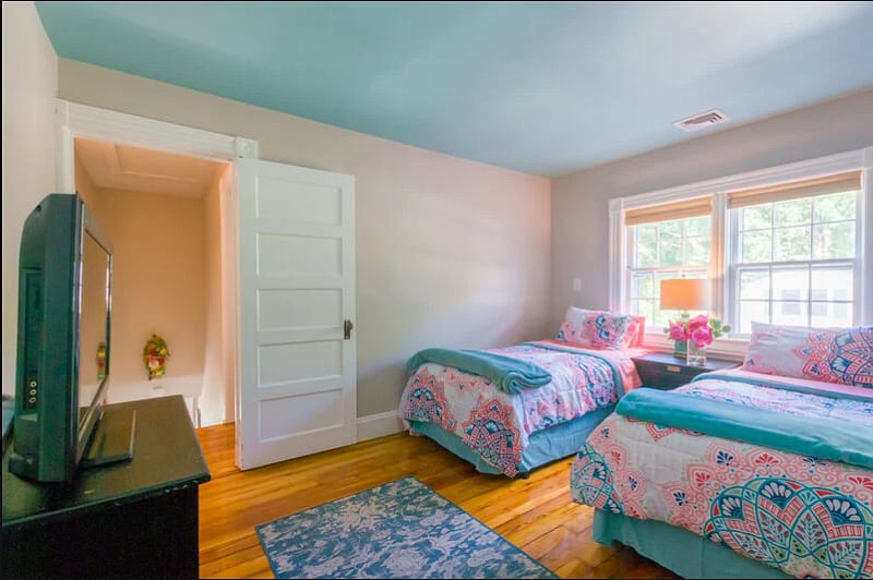 Bedroom 4 with 2 twin beds