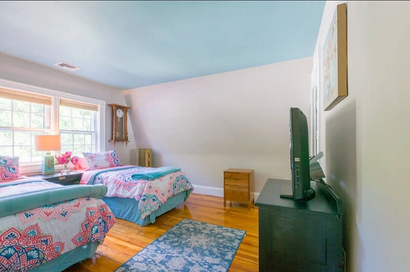 Bedroom 4 with 2 twin beds