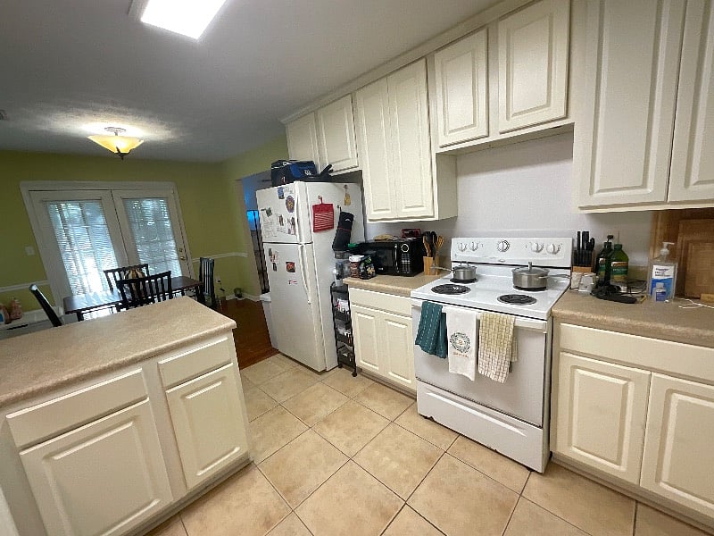 Fully stocked kitchen and Brita water tank.