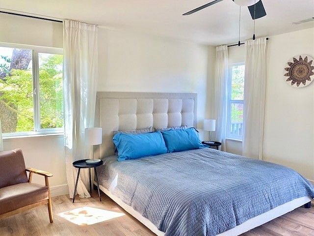 Master bedroom (Cal King bed)