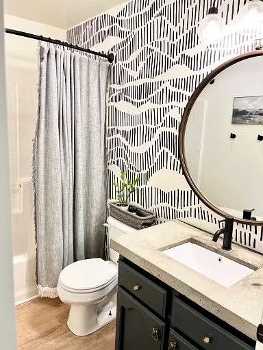 Hallway bathroom (shower with tub)