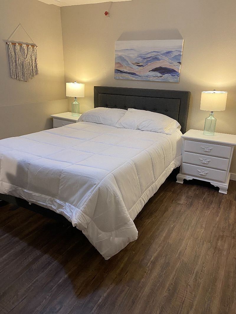 Bd #2 new platform bed, mattress
Full Bed, 560 count thread sheets