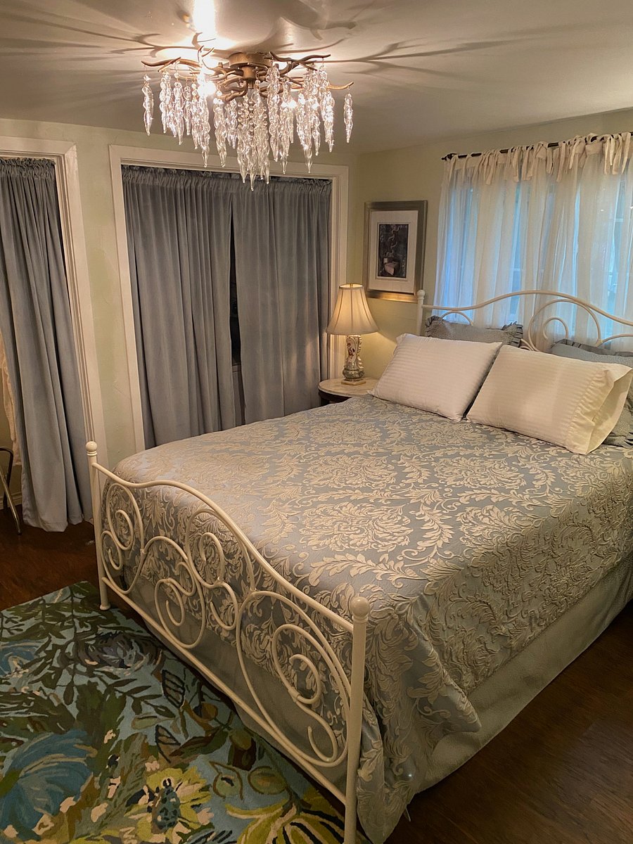 comfortable queen bed with superior linens