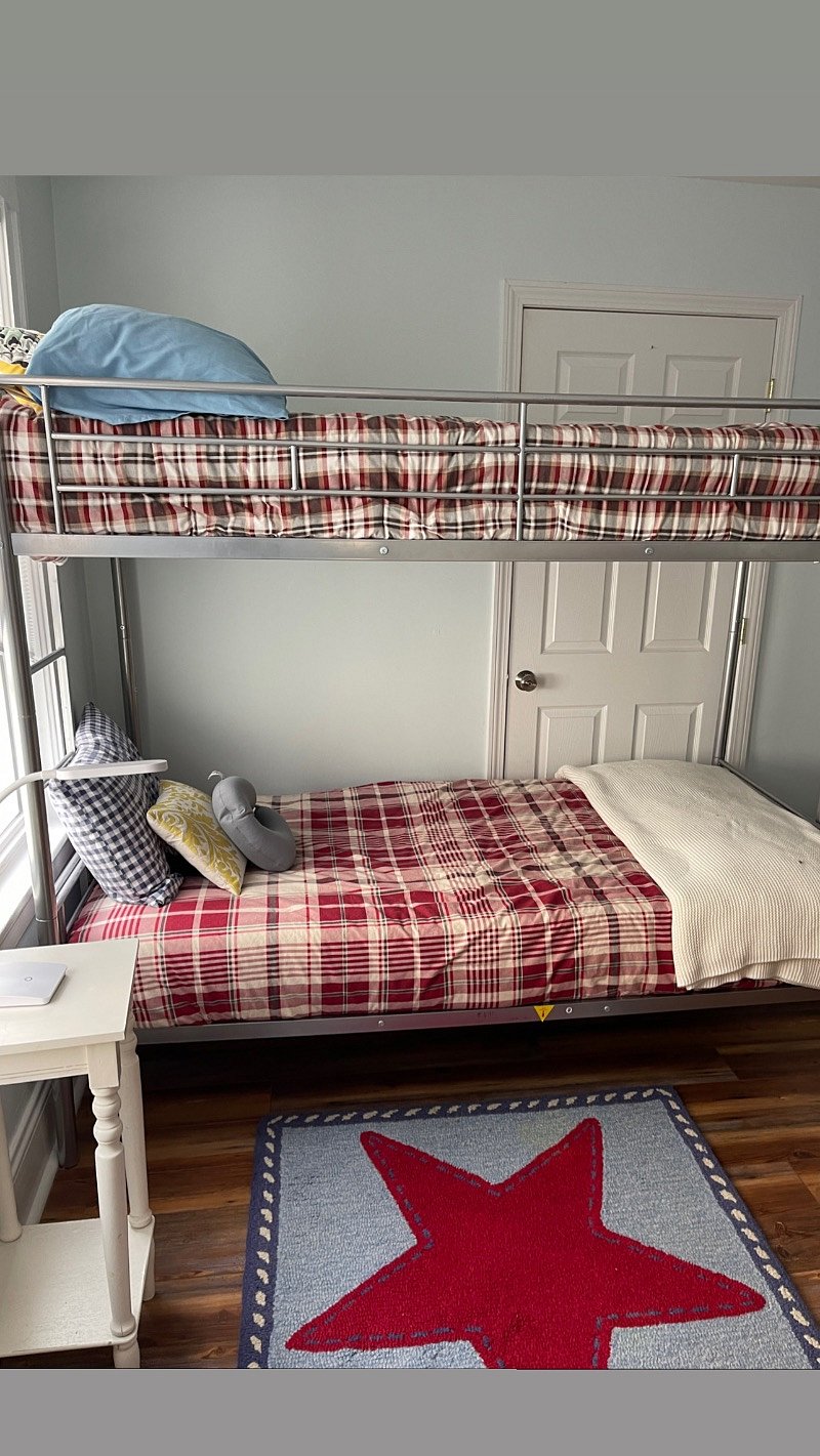 Tiny bunkbed room w dresser
