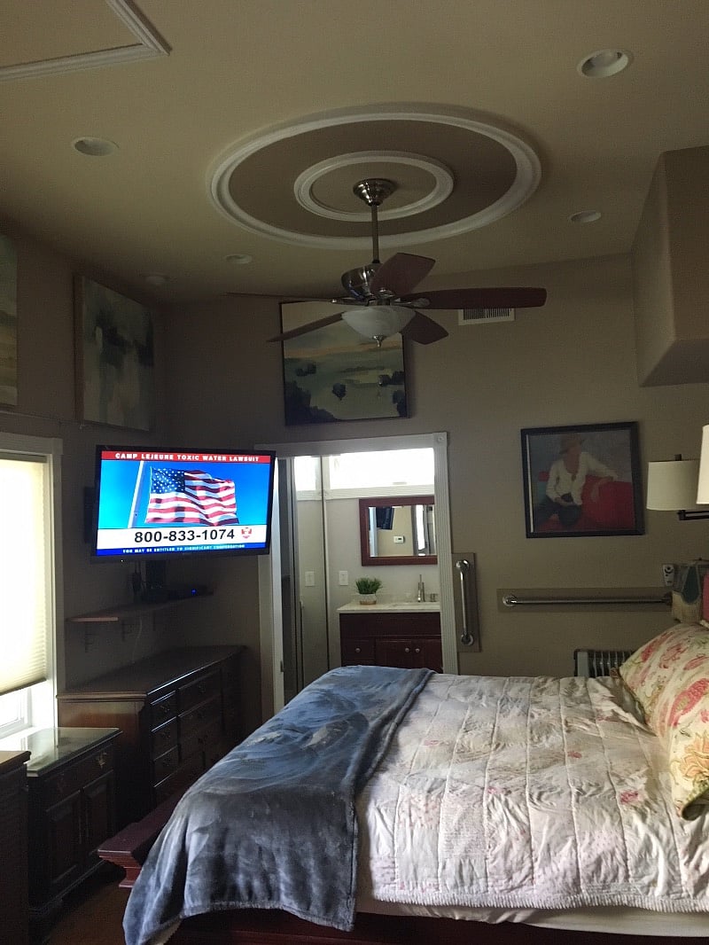 Wall mounted TV