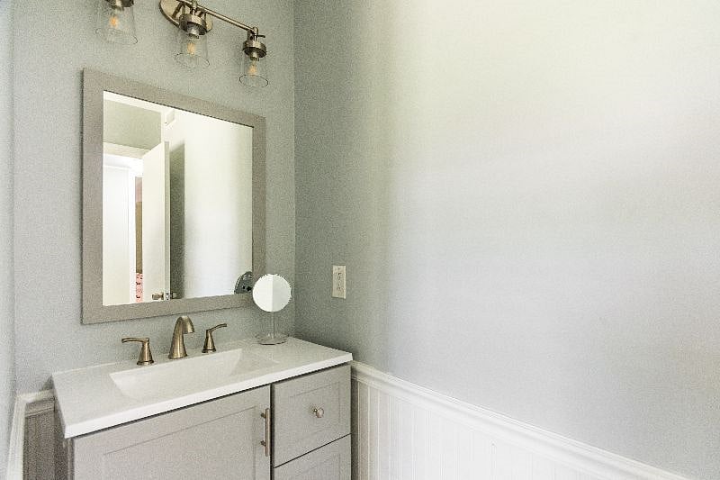 Bathroom vanity & storage