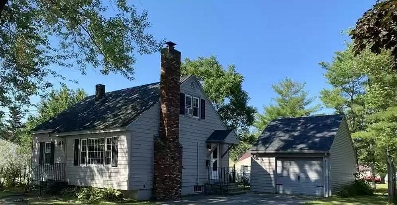 Front of house, side door and 1 car garage